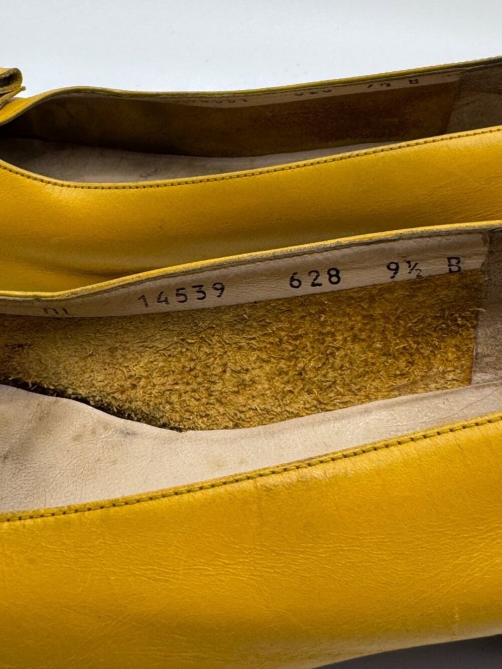 Salvatore Ferragamo Women’s Shoe Size 9.5 B Vtg Yellow Leather Flats Bow Accent - Picture 4 of 12
